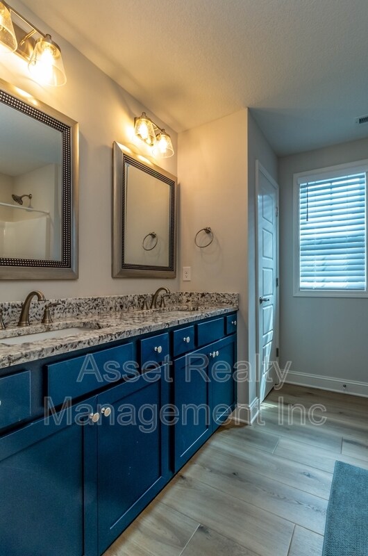 Building Photo - 1730 Silver Chapel Dr