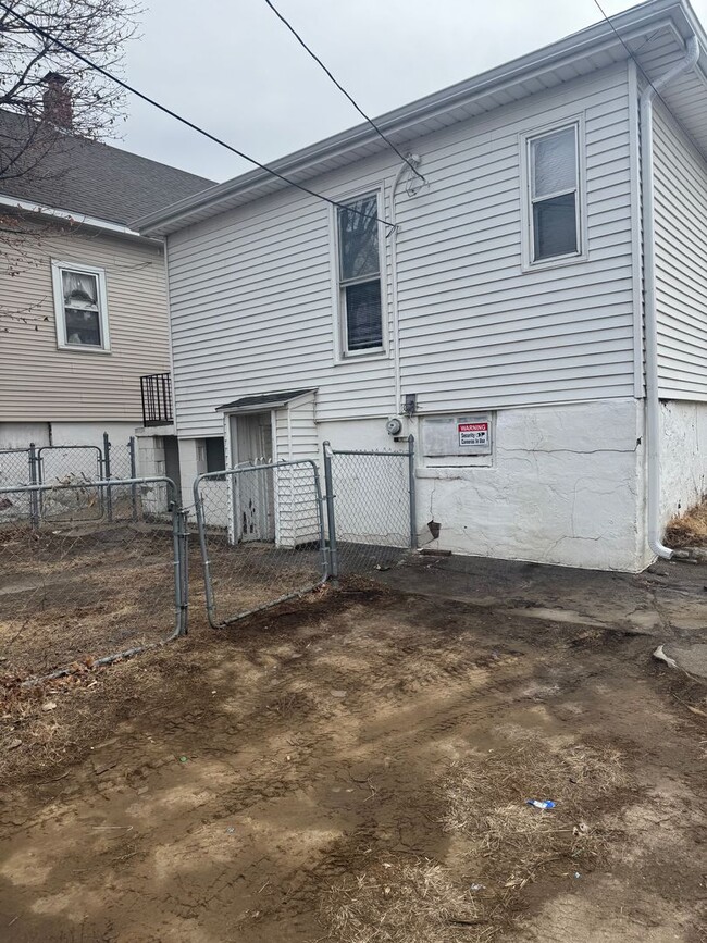 Building Photo - 2- Bedroom Home Near Omaha's Henry Doorly Zoo