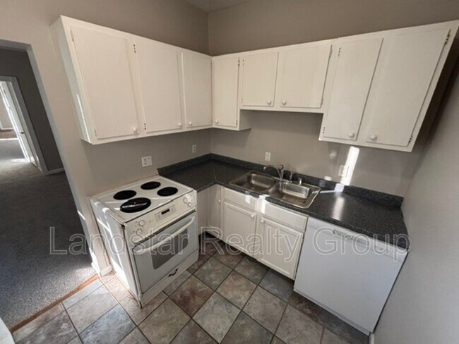 Building Photo - 2127 Grinstead Dr