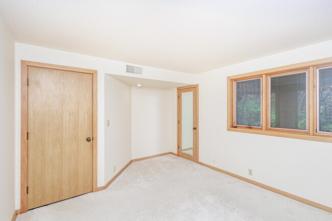 Building Photo - 1424 Bradford Dr