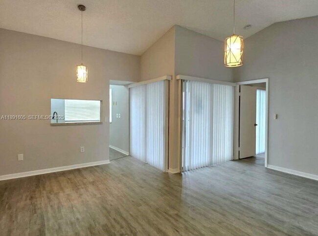 Building Photo - 1024 S Independence Dr