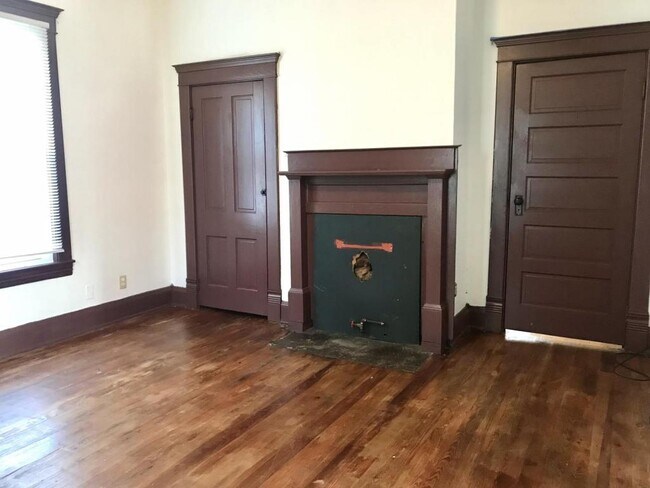 Building Photo - 103 Locust St