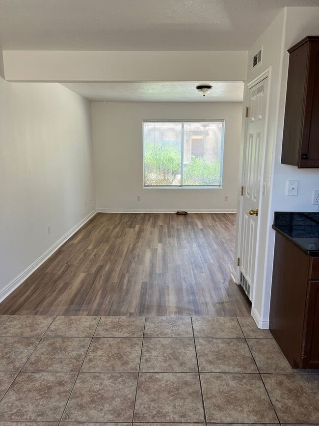 Building Photo - Refreshed 2 bedroom 1.5 bathroom townhome ...