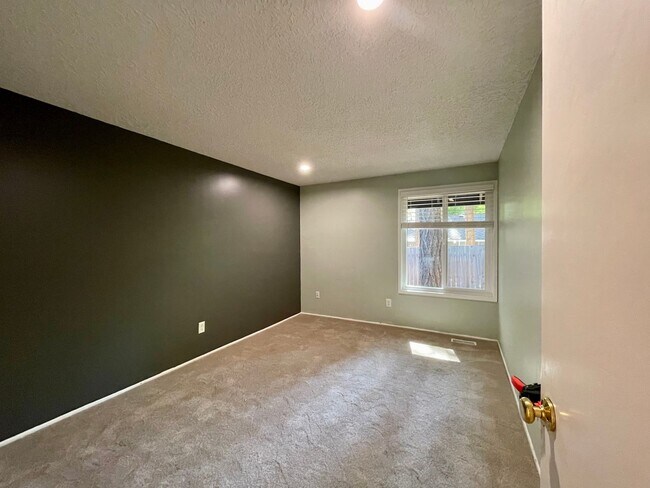 Building Photo - 15410 SW Peppermill Ct