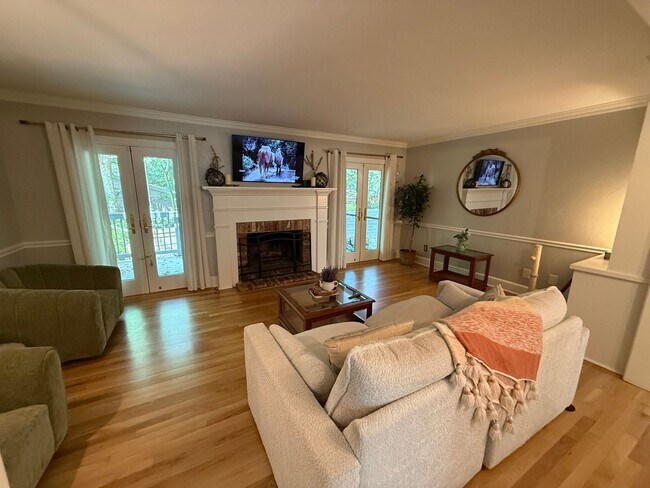 Building Photo - Charming Brick Midtown Townhome