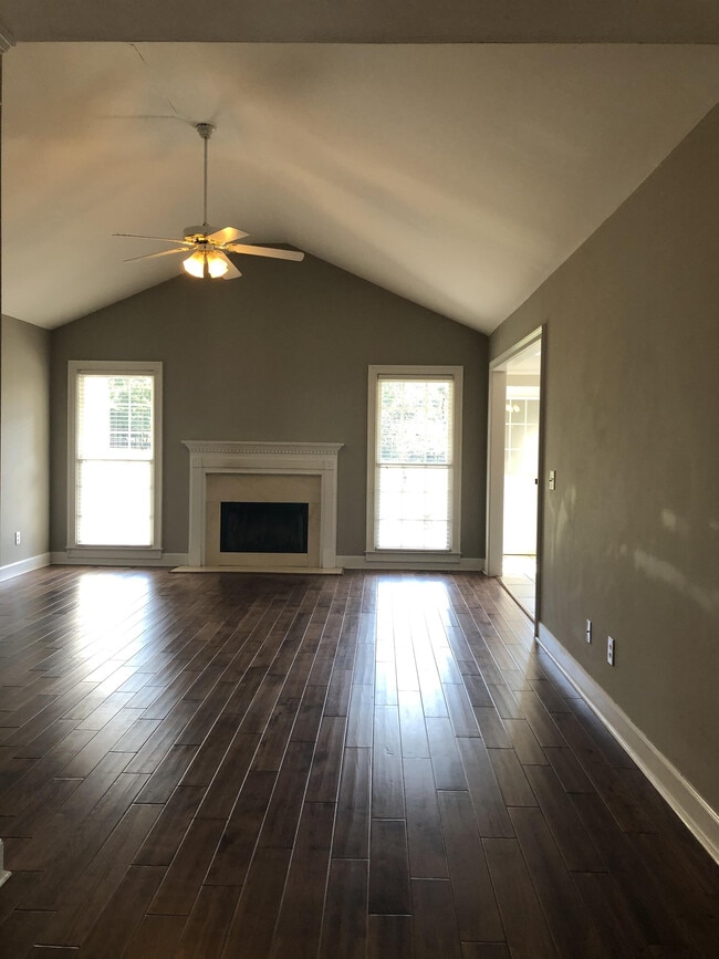 Building Photo - 1020 Joie Dr