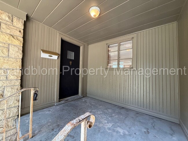 Building Photo - 2614 S Urbana Ave