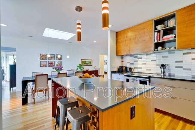 Building Photo - 360 Velarde St