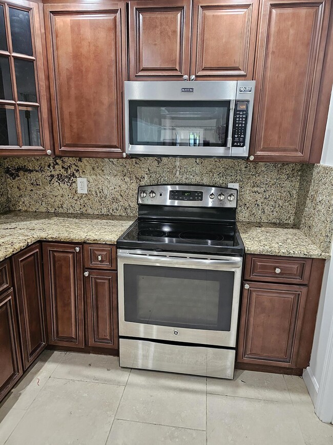 Building Photo - 435 Pine Villa Dr