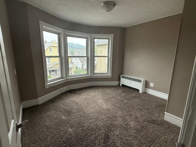 Building Photo - Charming 4-Bedroom Single-Family Home | Section?8 Eligible
