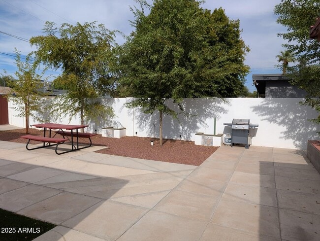 Building Photo - 4350 E Palm Ln