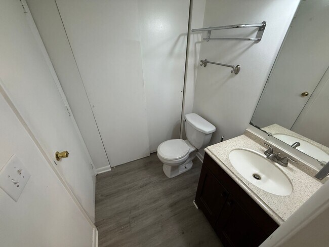 Building Photo - Well Maintained condo in East Charlotte!