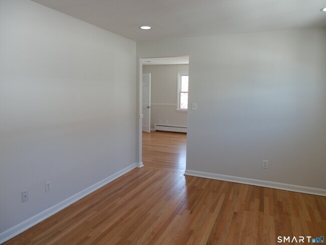 Building Photo - 306 Grovers Ave