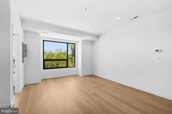 Building Photo - 2532 Elvans Rd SE