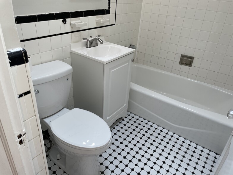 Building Photo - 2057 Simon St