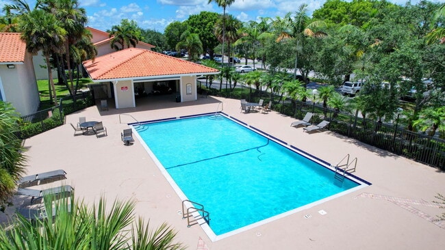 Building Photo - 1495 Lake Crystal Dr