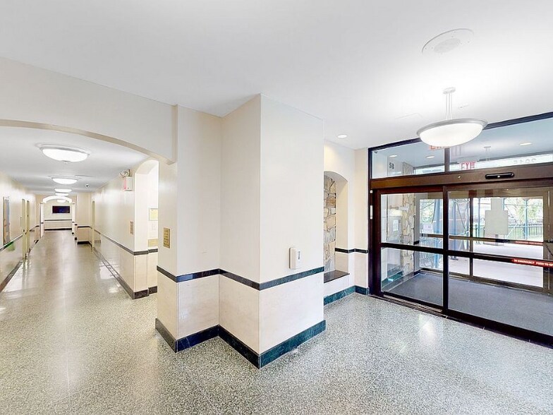 Building Photo - 2925 W 5th St