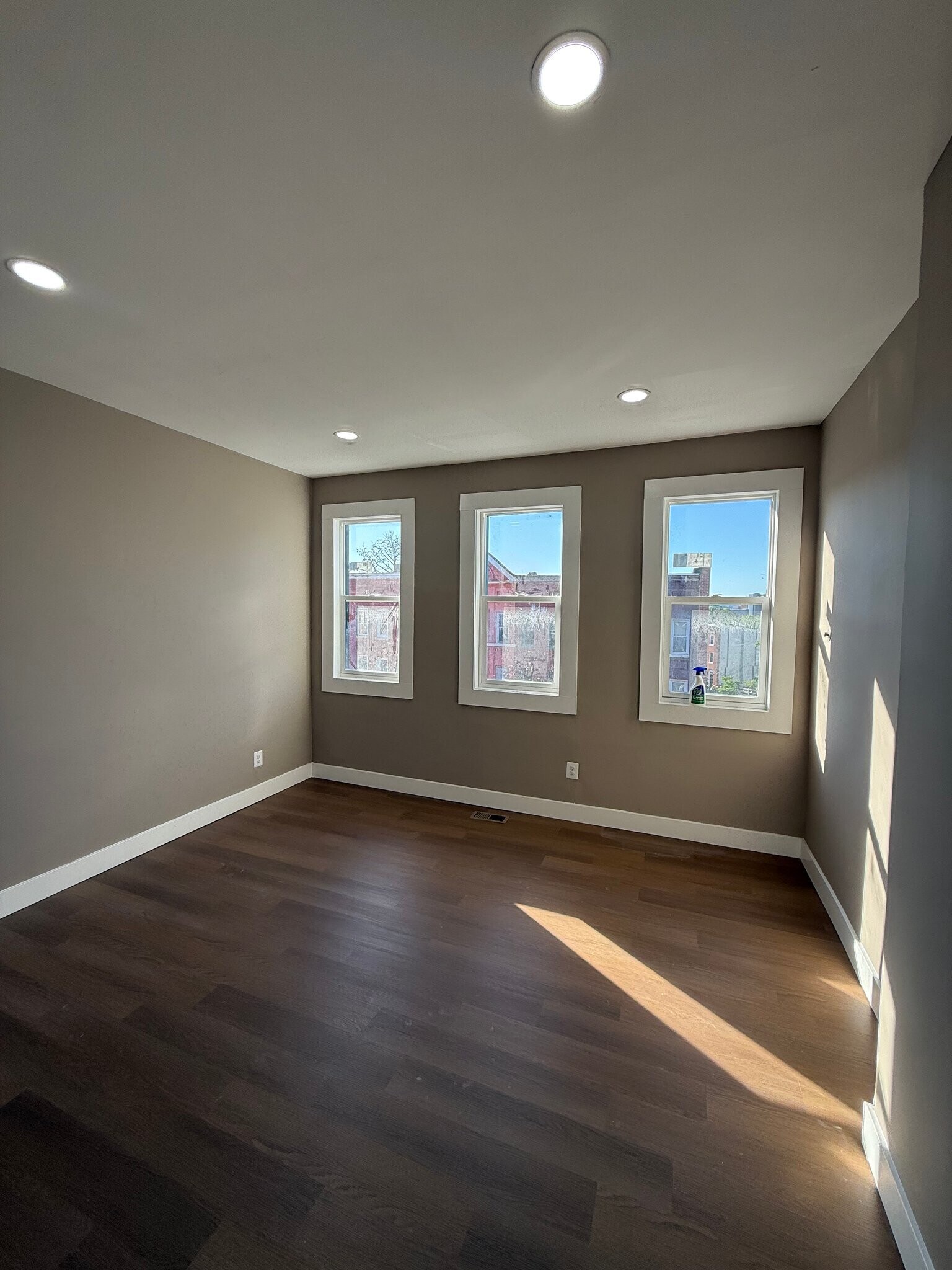 Building Photo - 748 Dolphin St