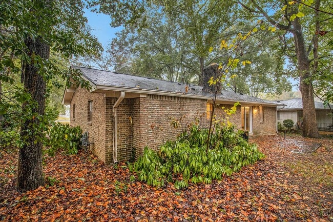 Building Photo - 3 Bedroom 2 Bath House