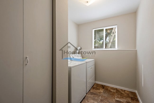 Building Photo - 3 Bedroom 2 Bath home with unique charm ri...