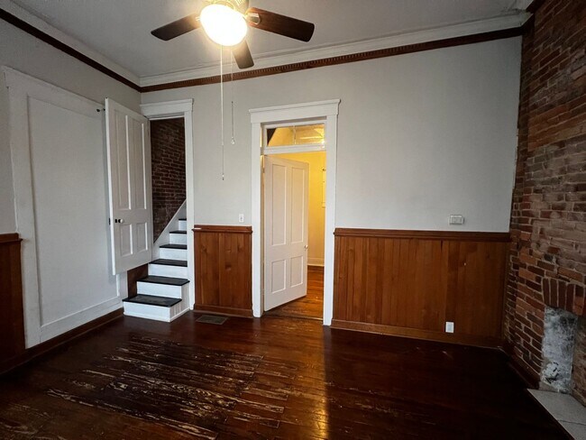 Building Photo - 1327 E Washington St