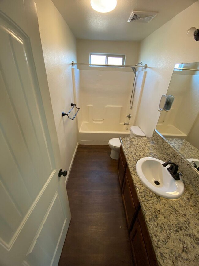 Building Photo - Lovely Home for rent in Visalia,Ca