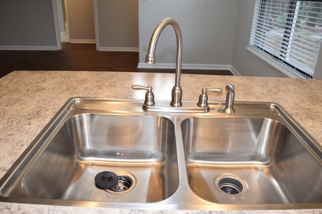 Building Photo - 1700 Green Ridge Trail