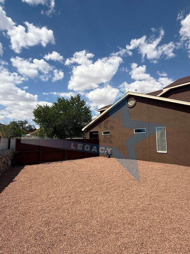 Building Photo - Inviting 3 bedroom 2.5 bath waiting to be ...