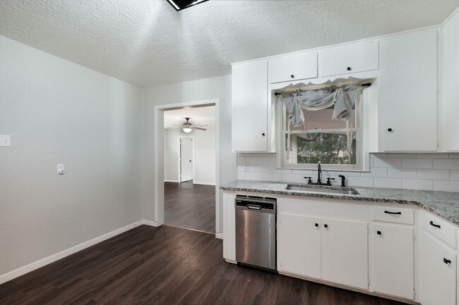 Building Photo - 323 Craigmont Ln