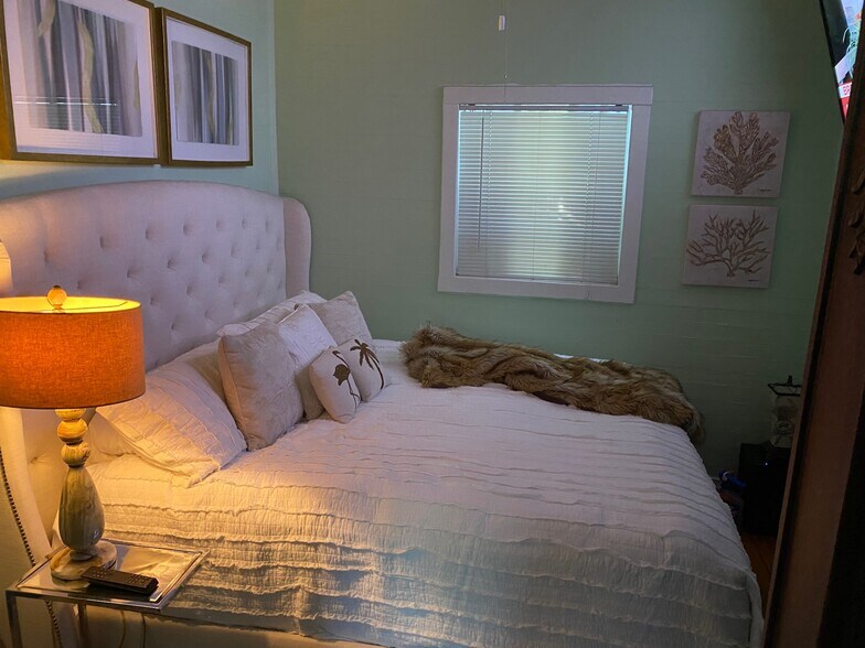 King or wueen main bedroom - 1113 Grinnell St