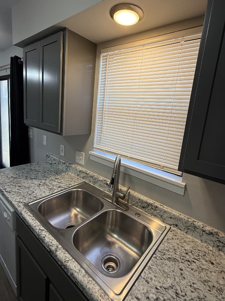 Building Photo - 620 S Mt Carmel St