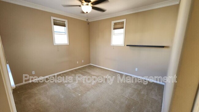 Building Photo - 1033 White Alder Ave