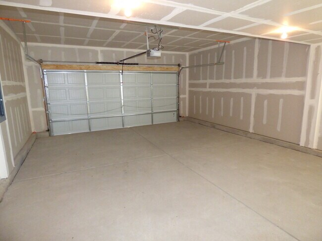 Building Photo - Two Story 3 Bed / 2.5 Bath Home in Windsor!
