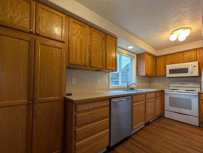 Building Photo - 3-Bedroom, 2.5-Bath Home Close To River Road In Eugene!