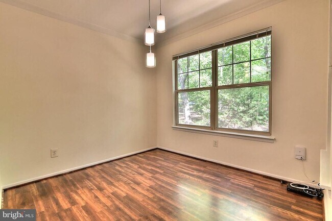 Building Photo - 1702 Ascot Way