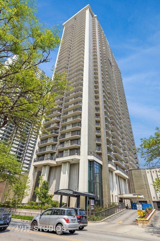 Building Photo - 6007 N Sheridan Rd