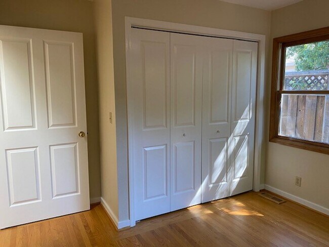 Building Photo - Charming home in great location