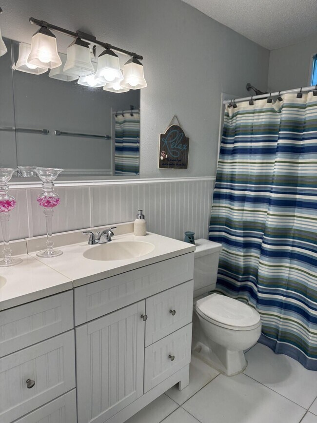 Building Photo - 1310 NE 14th Ct