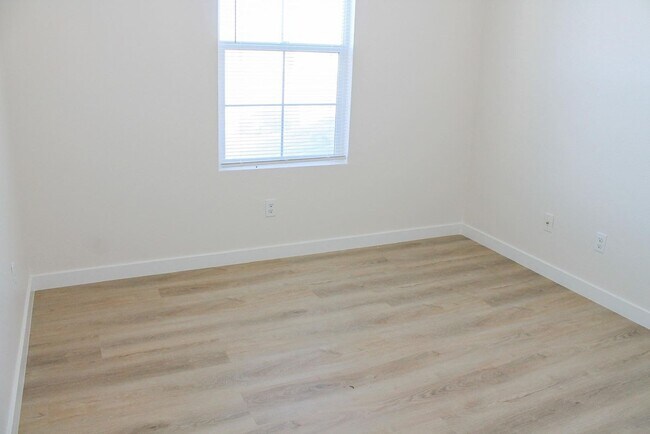 Building Photo - Gorgeous 4Bed/2.5Bath/2Car home located in North Las Vegas Raven Hill gated community!