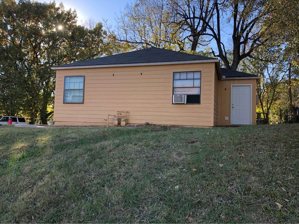 Building Photo - 300 N Thorpe St