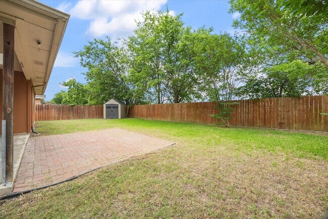 Building Photo - 2701 Redwood St