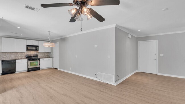 Building Photo - Beautifully Redone 2 Bedroom House! Availa...