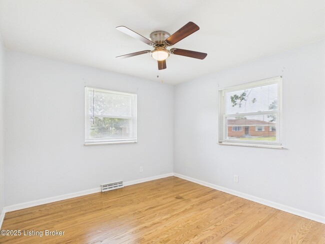 Building Photo - 207 Greenlawn Dr