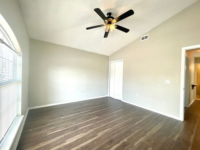 Building Photo - Charming 3-bed, 2-bath in Convenient Location