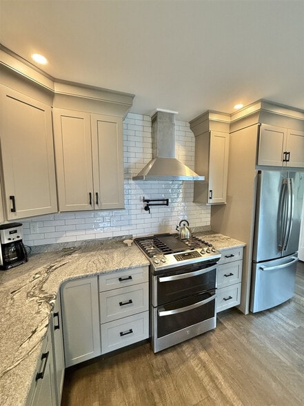 Building Photo - 304 NW River Rd