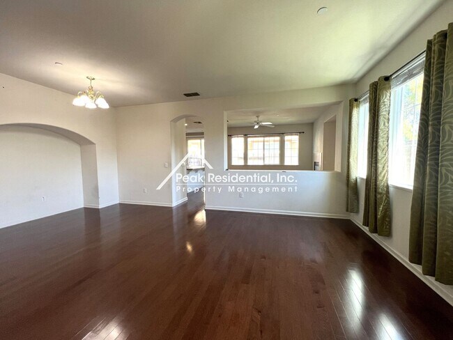 Building Photo - Beautiful Folsom 3bd/2.5ba Townhouse with ...