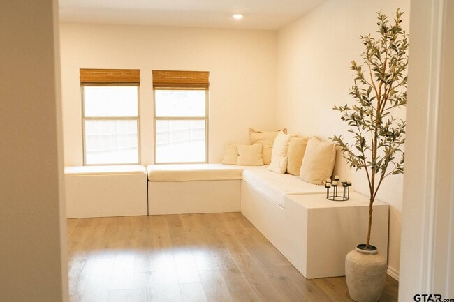 Building Photo - 203 Parker Oaks Dr