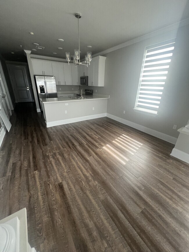 Building Photo - 3900 Lakeshore Blvd E