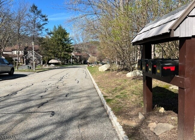 Building Photo - 64 Goldfinch Dr