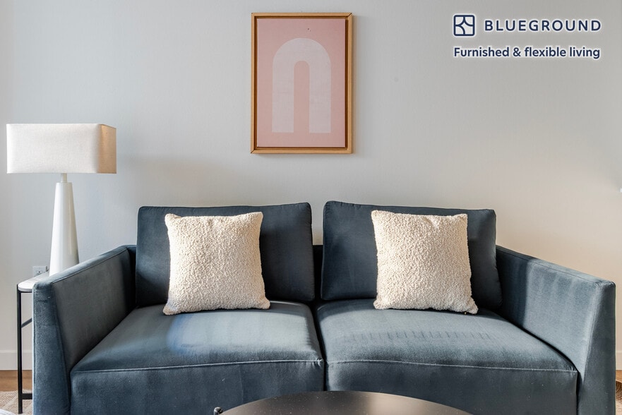 Building Photo - 2333 Calle Del Mundo